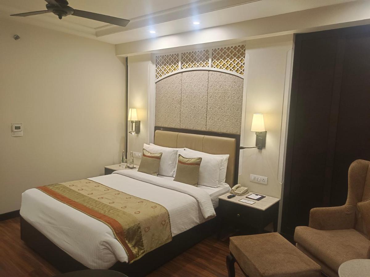 La Place Sarovar Portico 3*