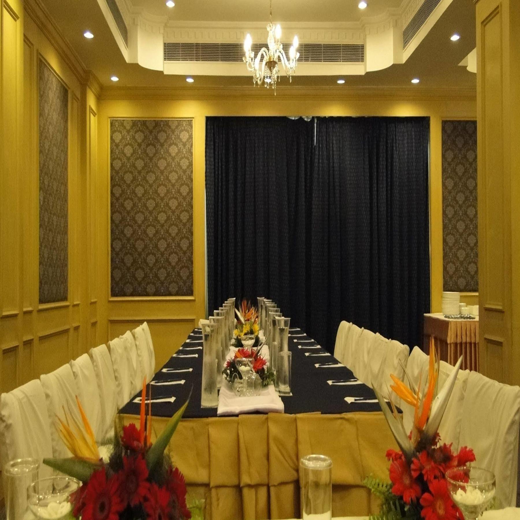 La Place Sarovar Portico 3*