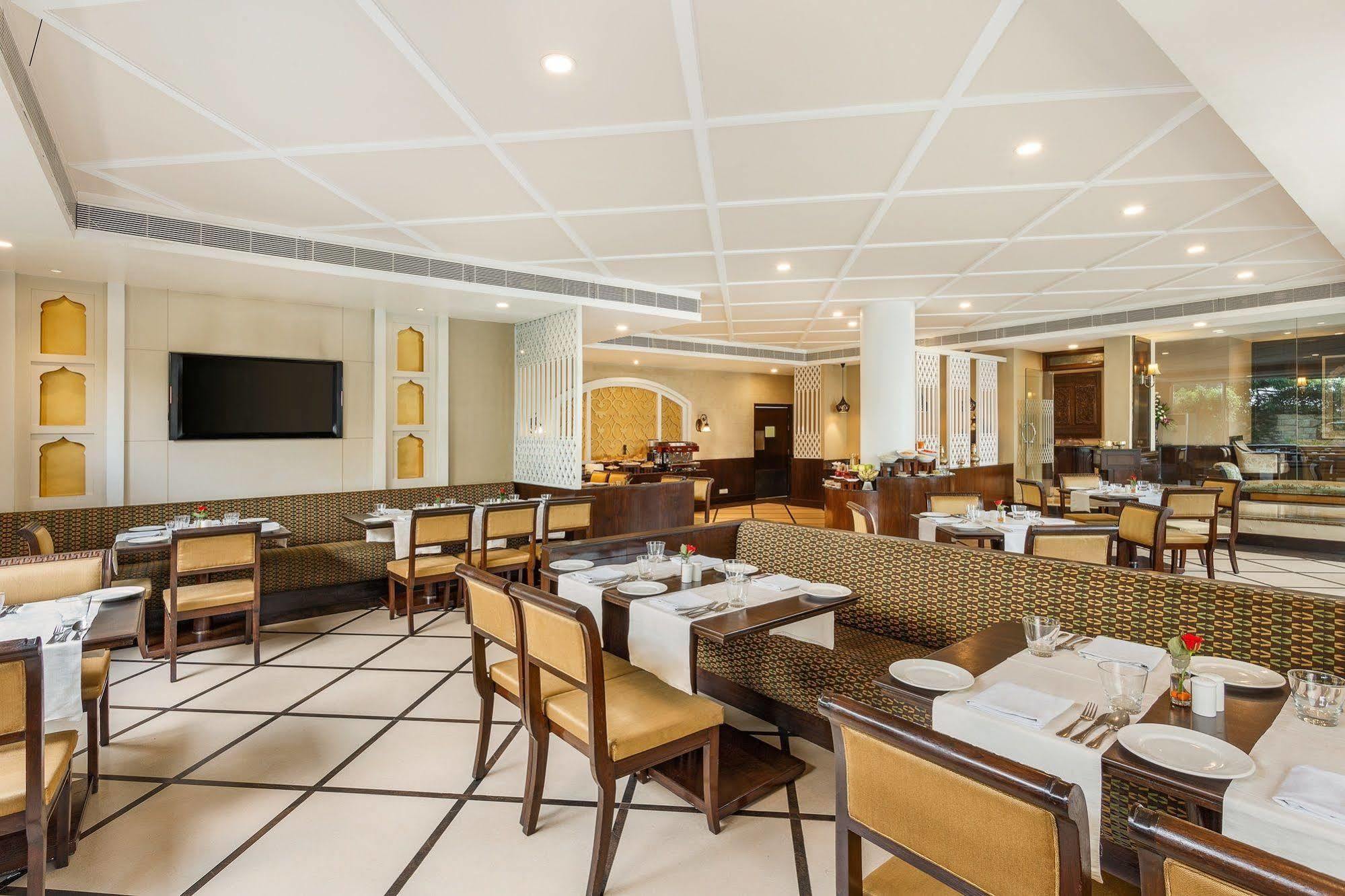 La Place Sarovar Portico 3*